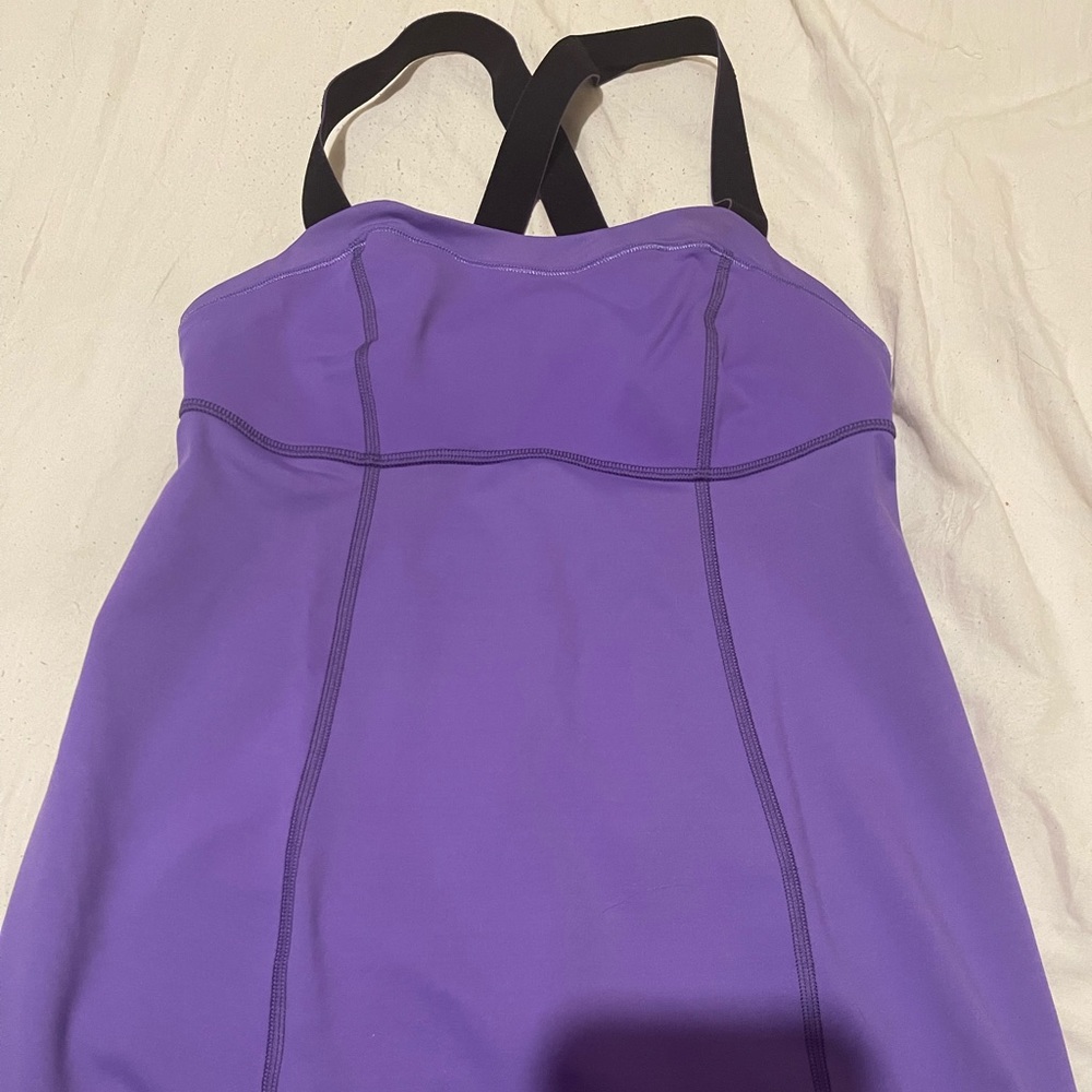 LULULEMON SIZE 4 HALTER STYLE STRAPS TANK TOP WITH BRA LIKE STRAP IN THE BACK